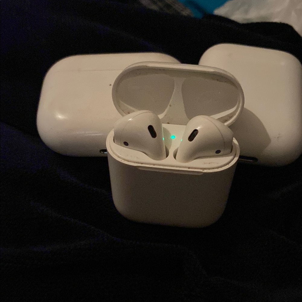 Apple AirPods Wireless Earbuds - White